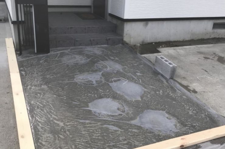 丸い石の玄関施工前